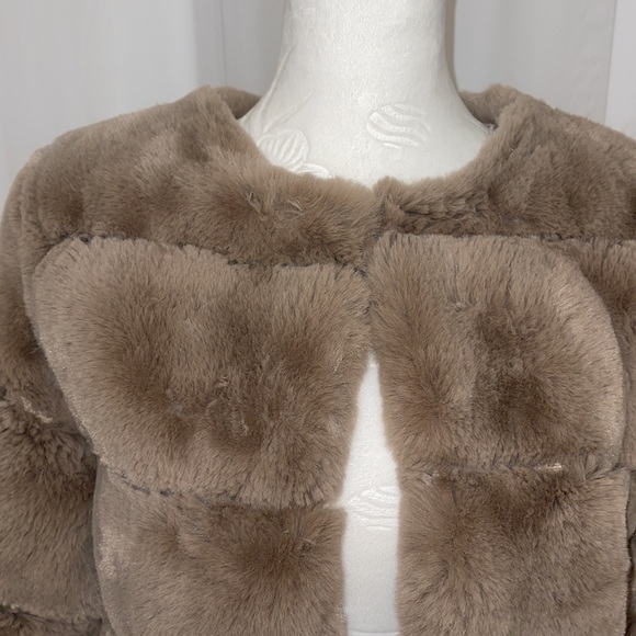 New with tag. Fashion Nova faux fur Jacket Coat. Size Small. - Picture 3 of 9